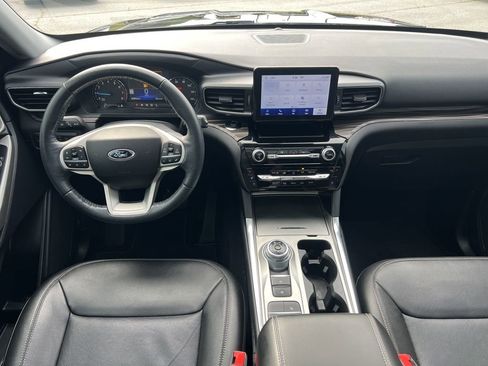 Used 2022 Ford Explorer Limited w/ Equipment Group 301A image 2