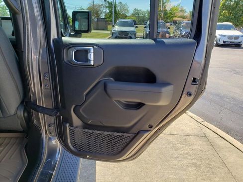 Used 2025 Jeep Gladiator Sport image 15