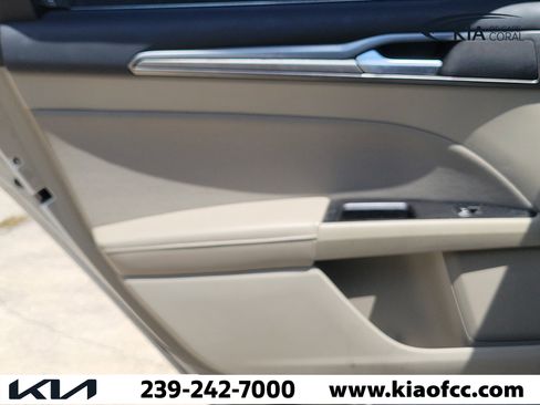 Used 2017 Ford Fusion SE w/ Fusion SE Technology Package image 11