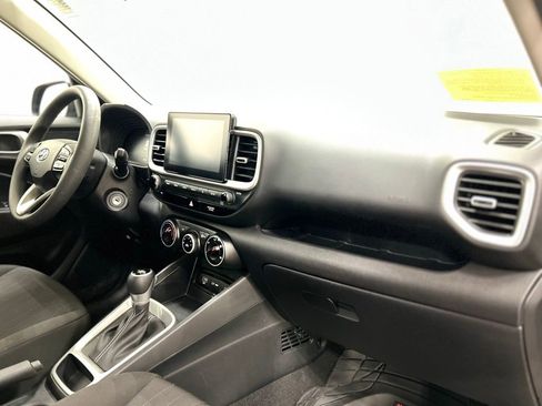 Used 2023 Hyundai Venue SE image 18