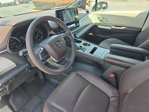 Used 2024 Toyota Sienna Platinum image 15