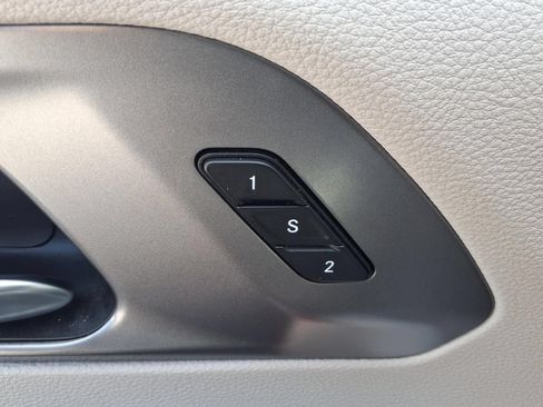 Used 2023 Chrysler Pacifica Touring-L FWD image 11