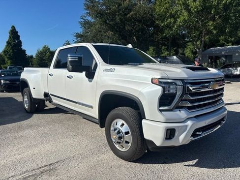 Used 2025 Chevrolet Silverado 3500 High Country w/ Technology Package AWD/4WD image 3