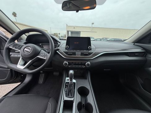 Used 2025 Nissan Altima 2.5 SV image 35