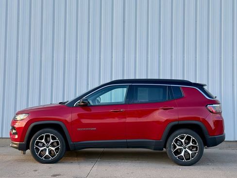 Used 2025 Jeep Compass Limited AWD/4WD image 3
