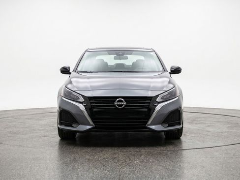 Used 2025 Nissan Altima 2.5 SV FWD image 2