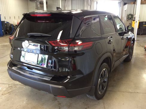 Used 2024 Nissan Rogue SV image 7