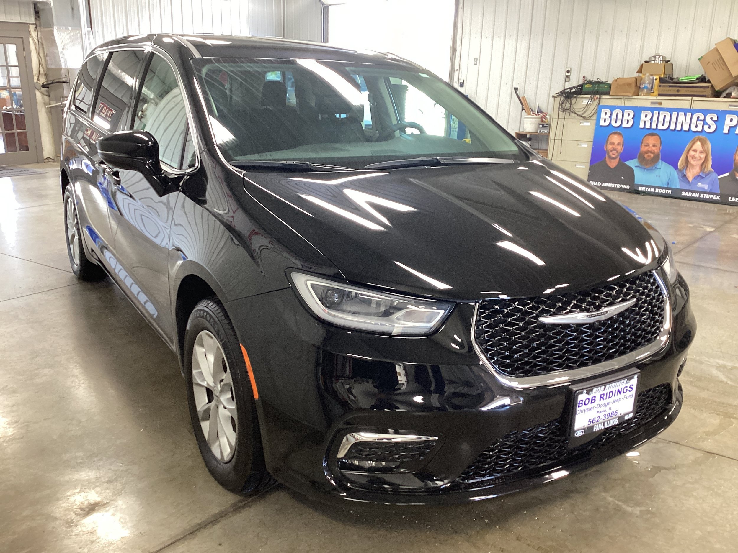 Used 2024 Chrysler Pacifica Touring-L AWD/4WD image 8