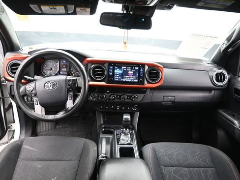 Used 2018 Toyota Tacoma TRD Off-Road w/ Technology Package AWD/4WD image 19