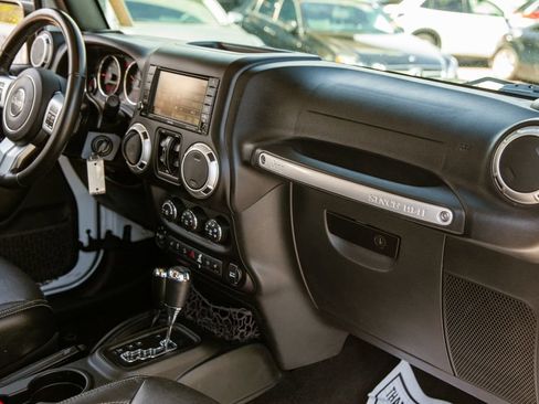Used 2016 Jeep Wrangler Unlimited Rubicon AWD/4WD image 10