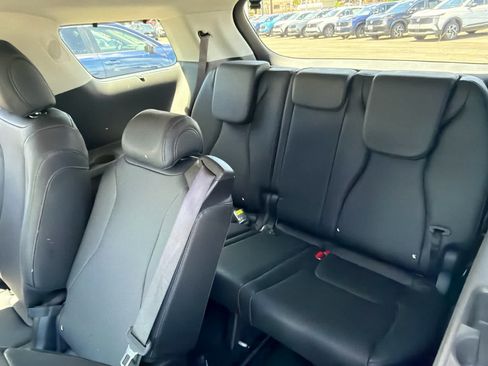 Used 2025 Kia Carnival EX FWD image 9
