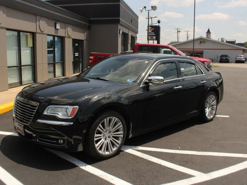 Used 2011 Chrysler 300 Limited RWD image 1