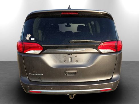 Used 2018 Chrysler Pacifica Touring Plus w/ Tire & Wheel Group FWD image 8