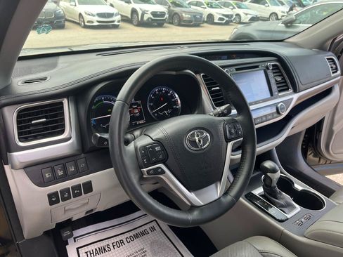 Used 2016 Toyota Highlander Limited Platinum AWD/4WD image 10