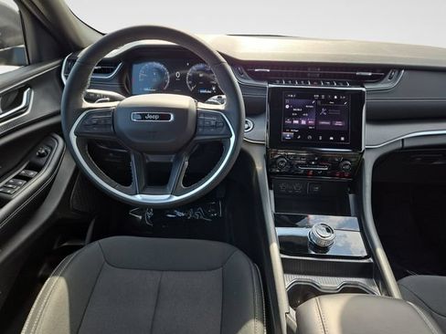 Used 2025 Jeep Grand Cherokee Laredo w/ Luxury Tech Group I AWD/4WD image 10
