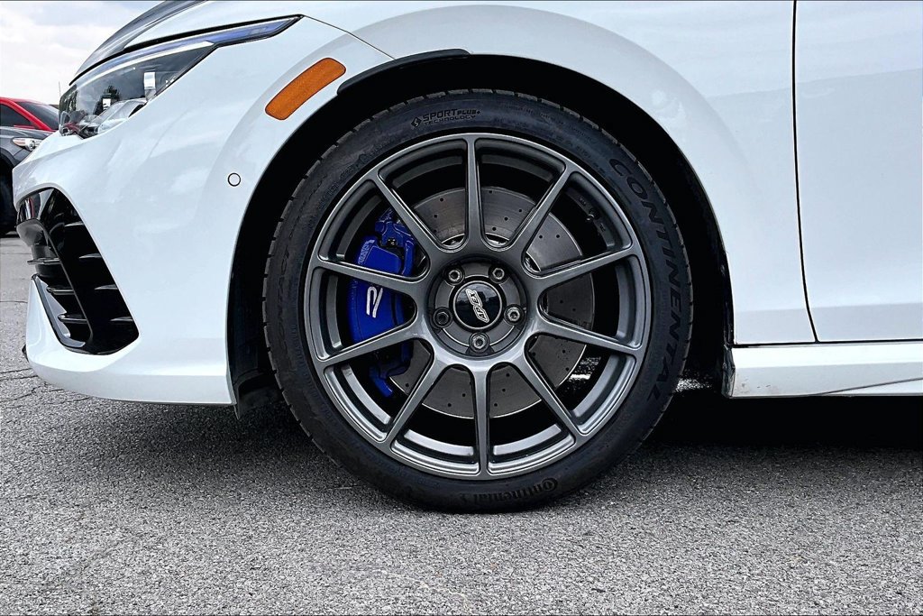 Used 2024 Volkswagen Golf R AWD/4WD image 33
