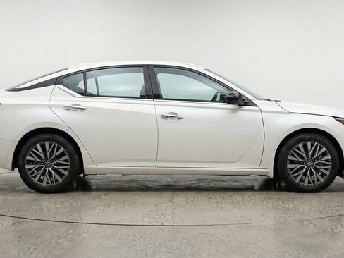 Used 2025 Nissan Altima 2.5 SV FWD image 11