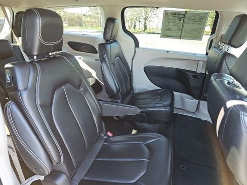 Used 2023 Chrysler Pacifica Touring-L image 15