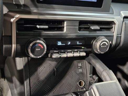 Certified 2025 Toyota 4Runner SR5 AWD/4WD image 31