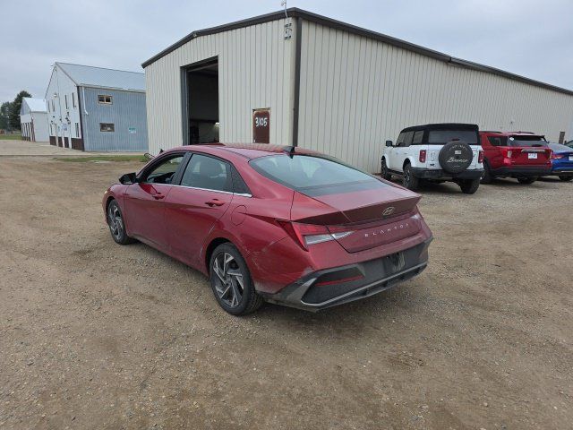 Used 2025 Hyundai Elantra SEL FWD image 4