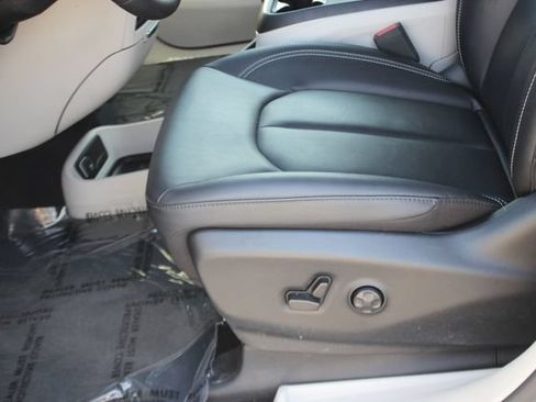 Used 2024 Chrysler Pacifica Limited w/ Uconnect Theater Family Group FWD image 20