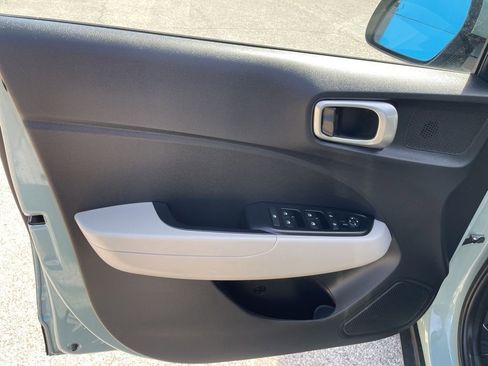 Used 2025 Hyundai Venue SEL image 5