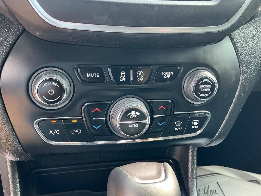 Used 2023 Jeep Cherokee Altitude Lux AWD/4WD image 23