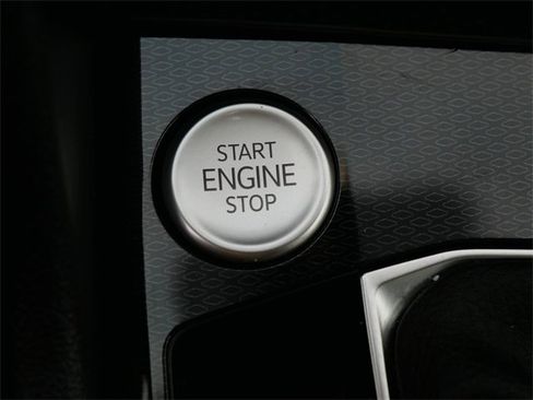 Certified 2025 Volkswagen Taos SE image 32