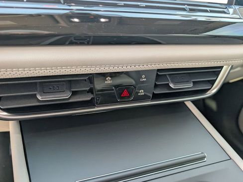 Used 2025 Volkswagen Atlas SE image 13