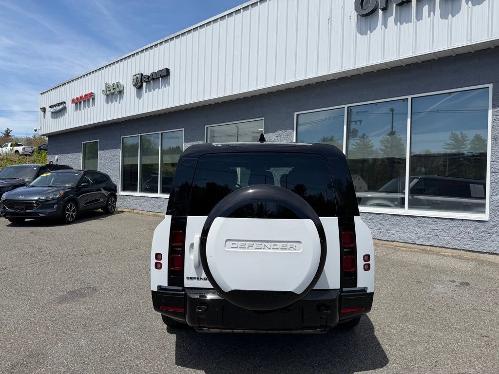 Used 2025 Land Rover Defender 130 X-Dynamic SE AWD/4WD image 5