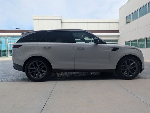 Used 2024 Land Rover Range Rover Sport SE image 3