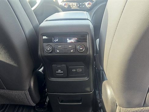 Used 2023 GMC Acadia Denali w/ Denali Ultimate Package AWD/4WD image 28