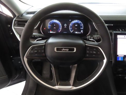 Used 2024 Jeep Grand Cherokee Limited image 17