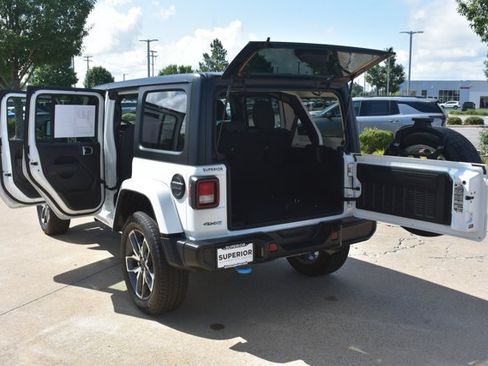Used 2024 Jeep Wrangler Unlimited AWD/4WD image 16