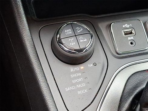 Used 2020 Jeep Cherokee Trailhawk w/ Comfort/Convenience Group image 23