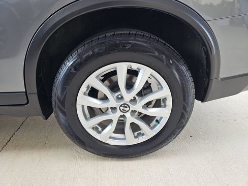 Used 2017 Nissan Rogue SV FWD image 37