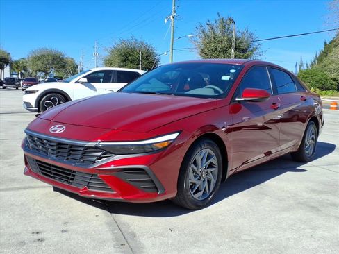Used 2024 Hyundai Elantra SEL image 3
