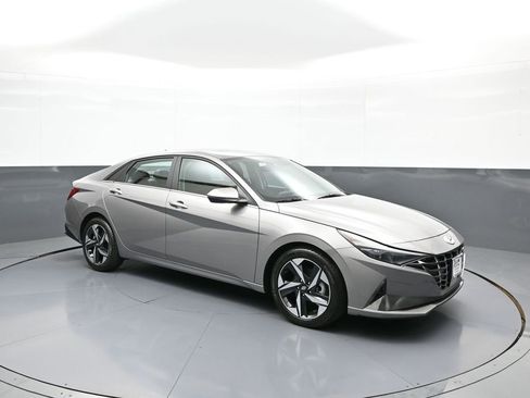 Certified 2023 Hyundai Elantra Limited w/ Preferred Accessory Package FWD image 4