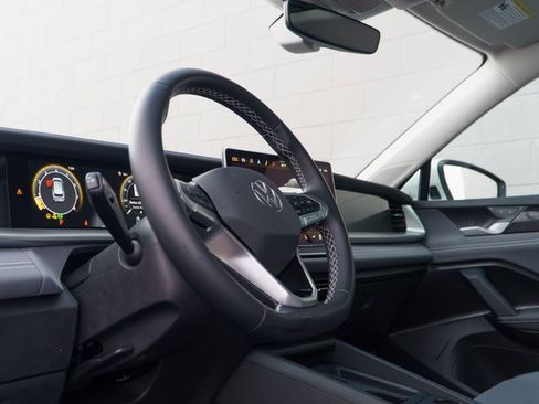 Used 2025 Volkswagen Tiguan SE w/ Panoramic Sunroof Package image 4