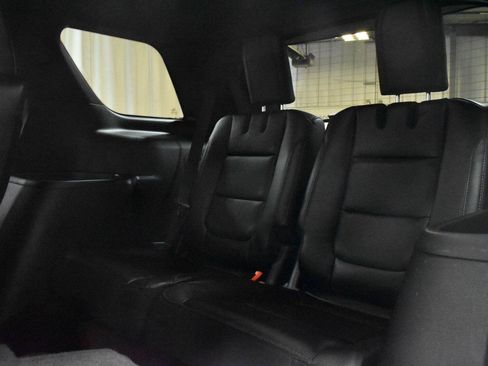 Used 2018 Ford Explorer XLT w/ Equipment Group 202A AWD/4WD image 6