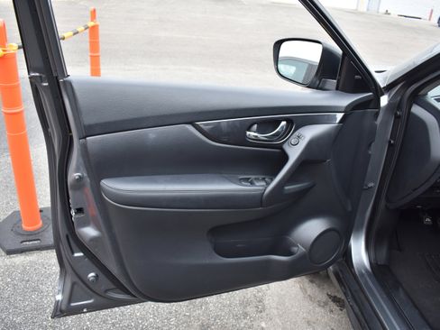 Used 2018 Nissan Rogue SV image 23