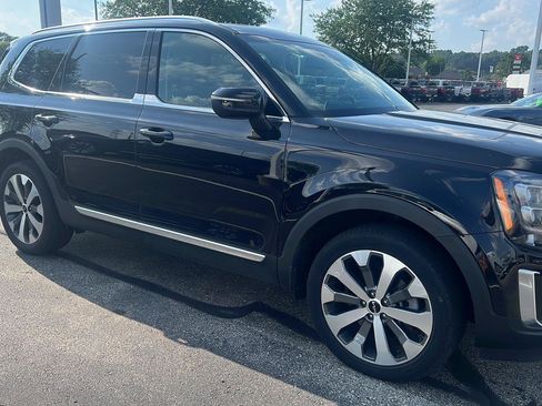 Used 2022 Kia Telluride EX w/ EX Premium Package FWD image 2