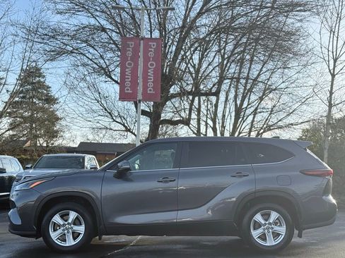 Used 2024 Toyota Highlander LE image 2