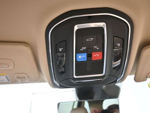 Used 2022 Jeep Grand Cherokee Limited w/ Luxury Tech Group II AWD/4WD image 12