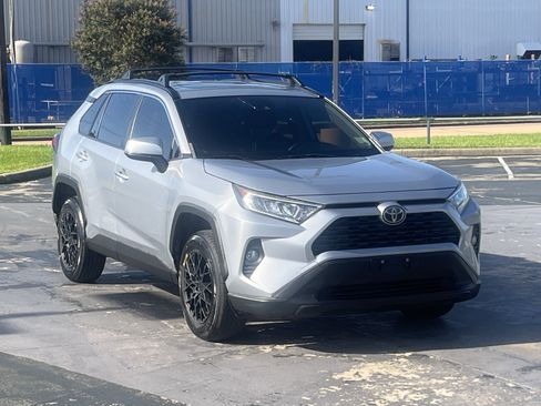 Used 2020 Toyota RAV4 XLE w/ Convenience Package FWD image 3