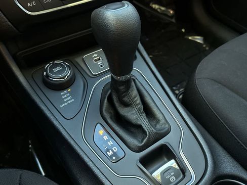 Used 2019 Jeep Cherokee Latitude w/ Popular Appearance Group image 20