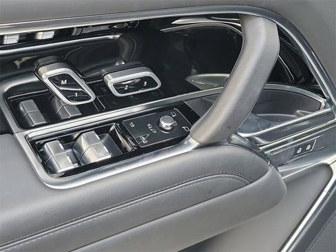 Used 2023 Land Rover Range Rover SE image 24