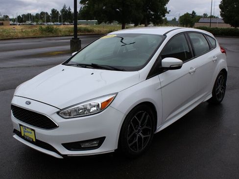 Used 2018 Ford Focus SE w/ SE Sport Package FWD image 2