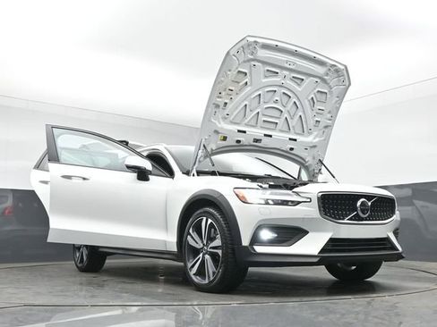 Used 2025 Volvo V60 B5 Cross Country Plus AWD/4WD image 55