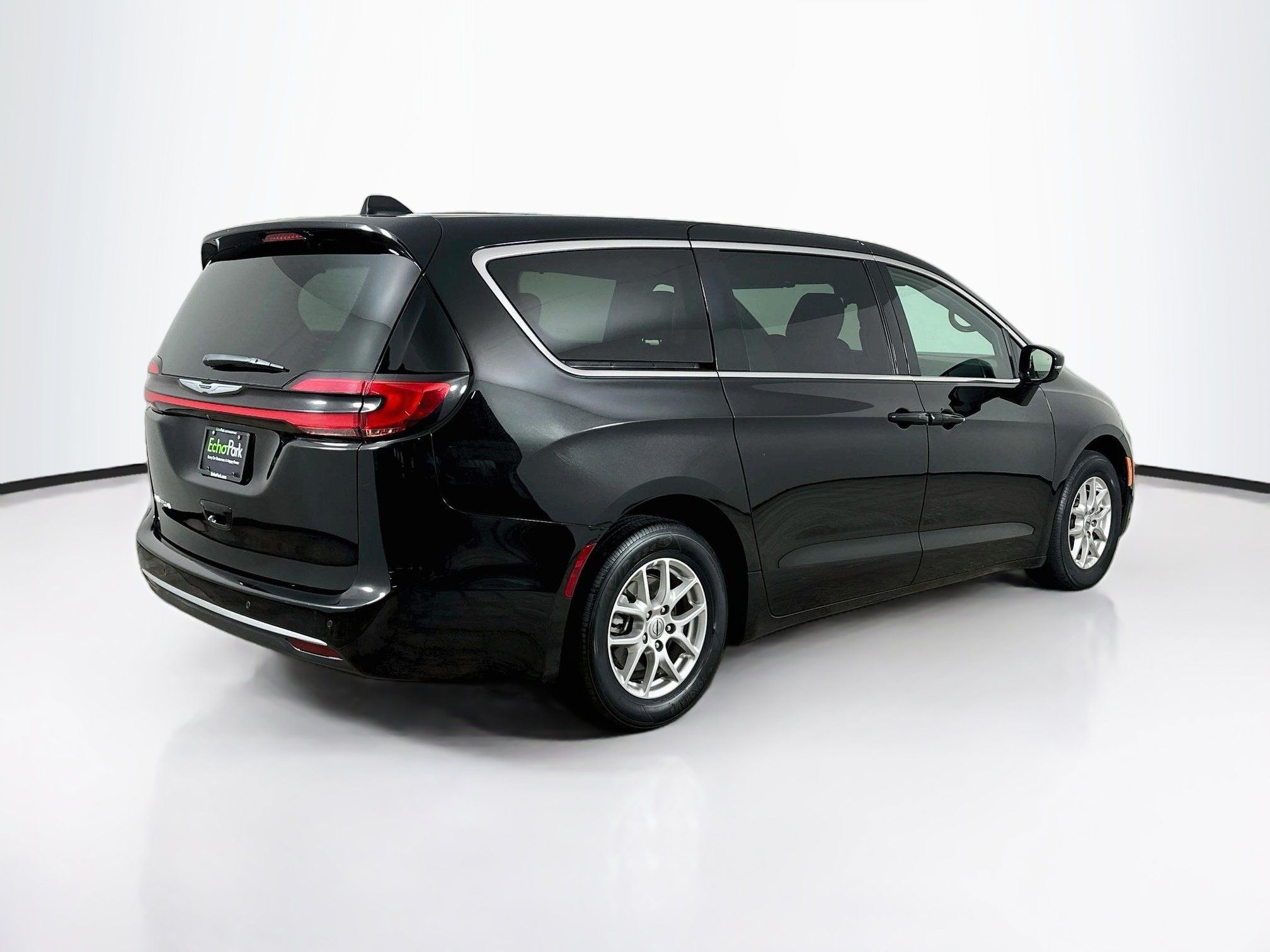 Used 2025 Chrysler Pacifica Select FWD image 9